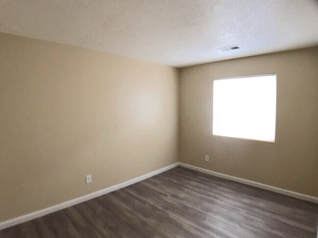 Building Photo - Ventana Ranch 3 bedroom. Newer Flooring! No Carpet. Huge open living space. Great location.