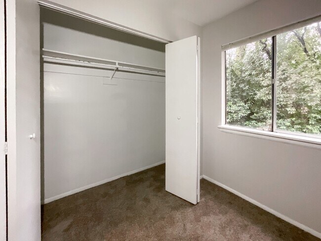 Building Photo - COMING SOON! Charming 2-Bed, 1.5-Bath Retr...