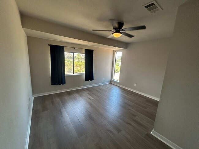 Building Photo - 5402 Villas Dr