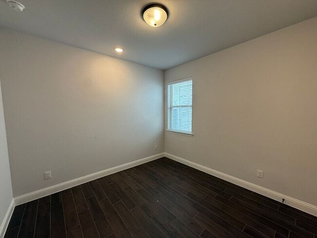Building Photo - 528 Evergreen Rd