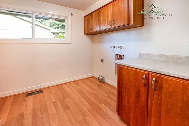 Building Photo - Amazing Cal Young Neighborhood! Beautiful ...