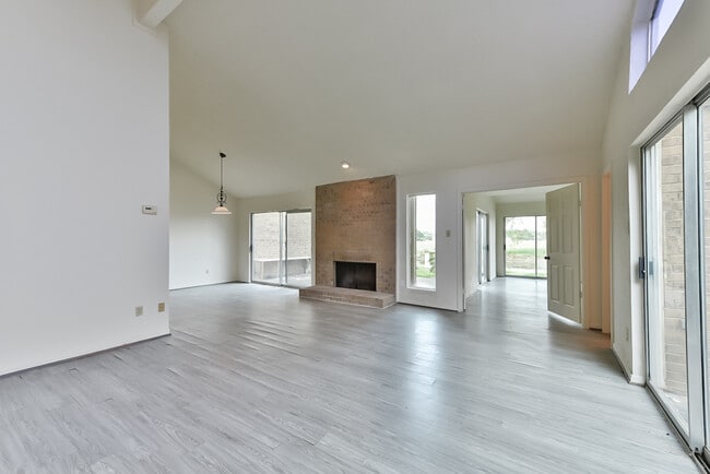 Building Photo - 1811 Veranda Dr
