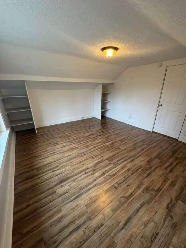 Building Photo - Spacious Private Oasis - 3 Bedroom 2 Bathr...