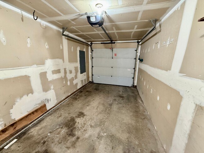Building Photo - Large 980sq. 1 bedroom apartment with attached garage plus 1 parking space