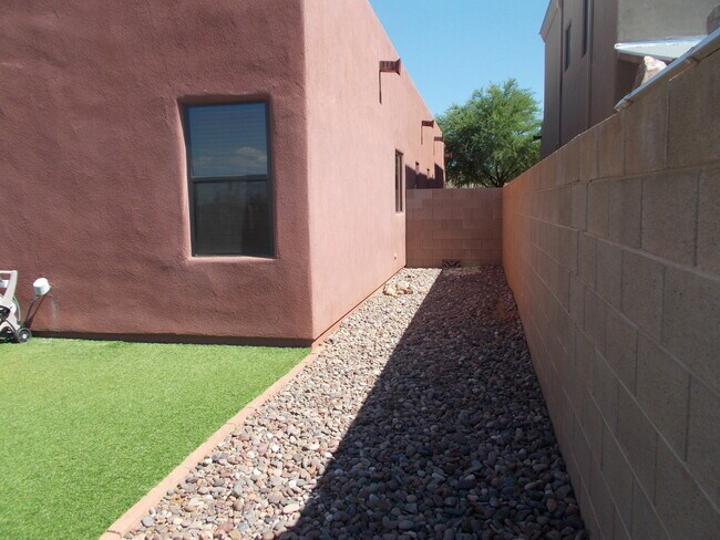 Building Photo - 4 Bedroom Home