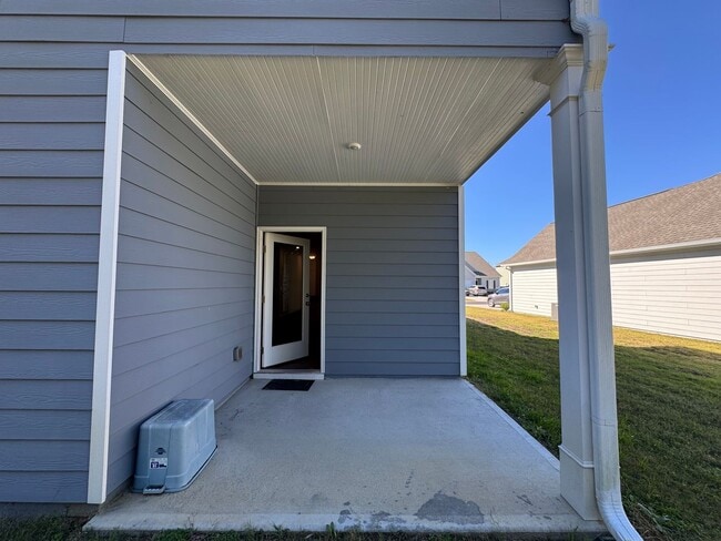 Building Photo - Newer 3/2.5 House in Armuchee- $1,995