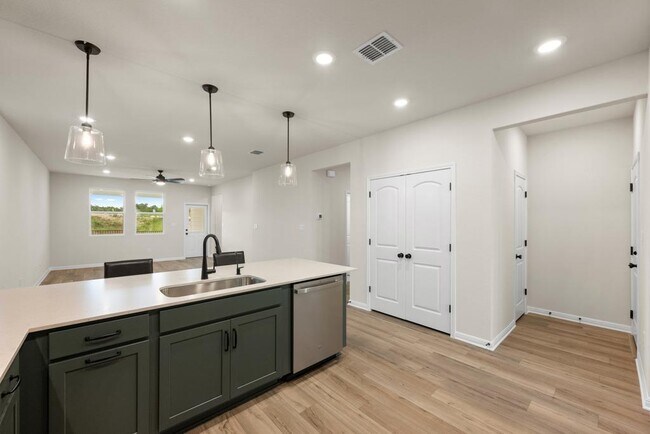 Building Photo - 254 Crater Lk Dr