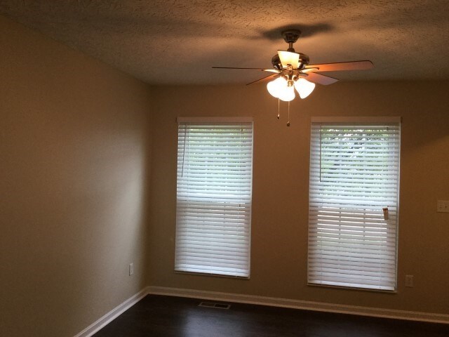 Building Photo - 105 Paddock Ln