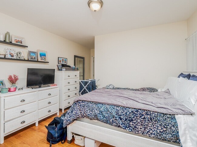 Building Photo - 546 E 8th St