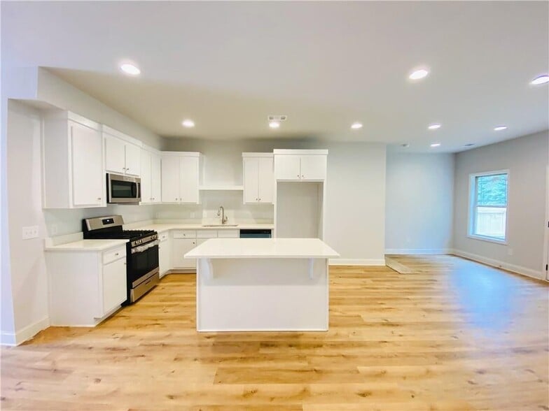 Building Photo - 1095 N Village Dr