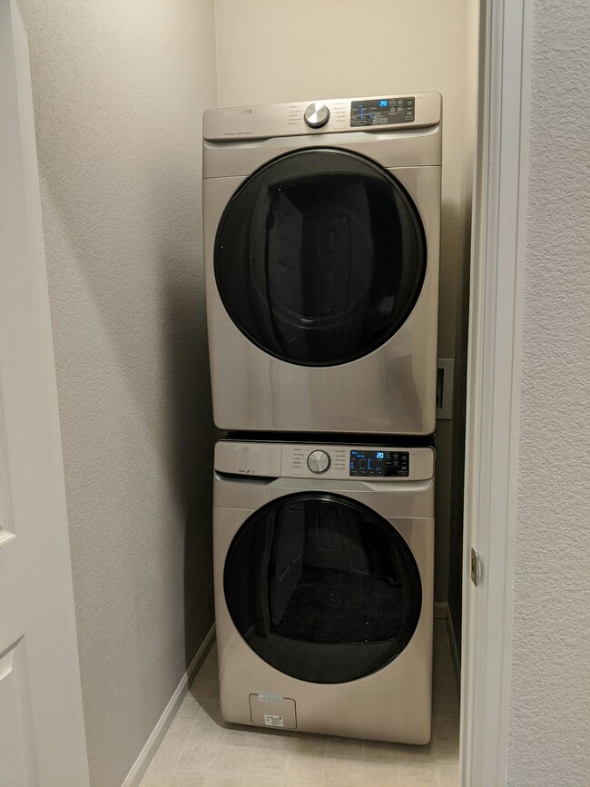 Building Photo - 23613 E 5th Dr