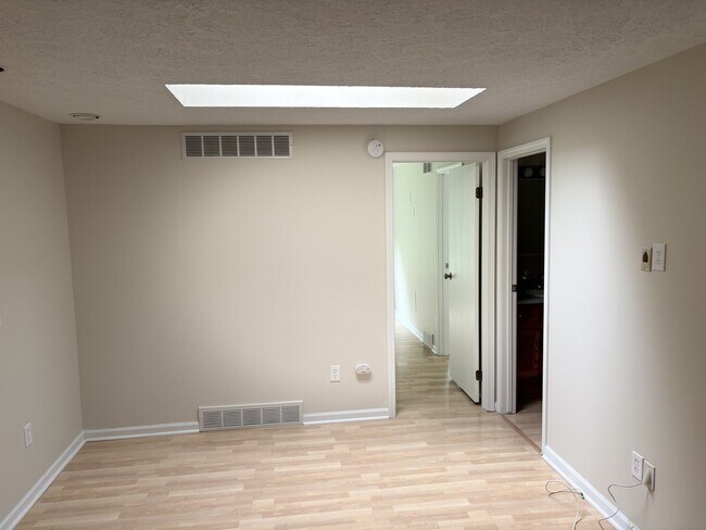 Building Photo - 27 Hillbridge Cir