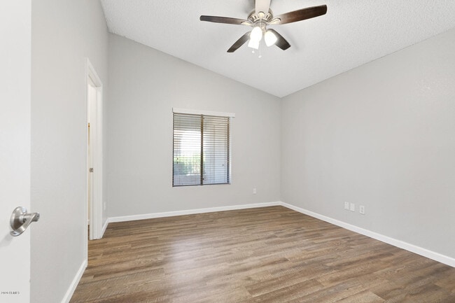 Building Photo - 1120 N Val Vista Dr