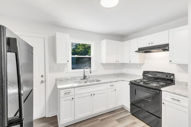 Building Photo - Newly Renovated 2 Bed/1 Bath Duplex 3 Mi t...