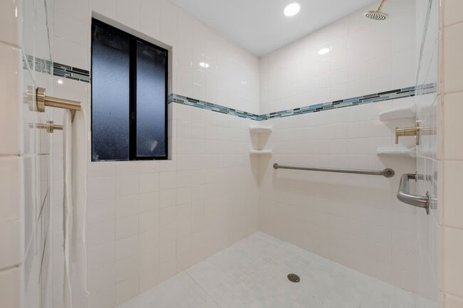 Building Photo - 5048 Bluff Pl