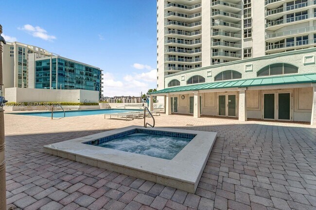 Building Photo - 16445 Collins Ave