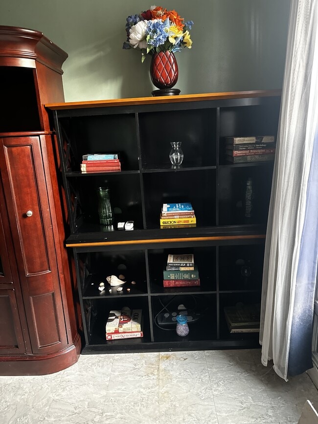 Building Photo - 521 Logan St