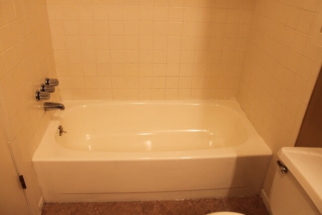 Building Photo - MOVE IN SPECIAL! NO DEPOSIT! Beautiful 3 B...