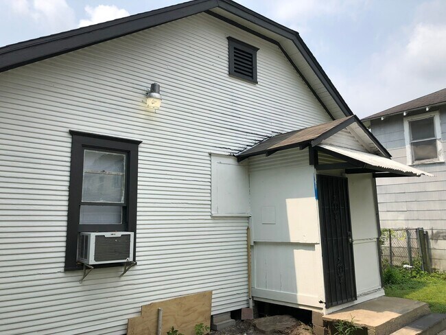 Building Photo - 1132 W Cavalcade St