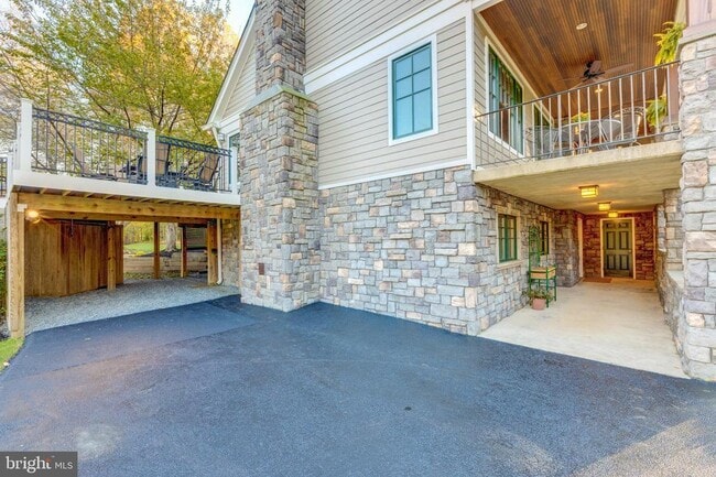 Building Photo - 1057 Vista Dr