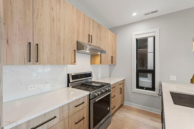 Building Photo - 6246 N Pulaski Rd