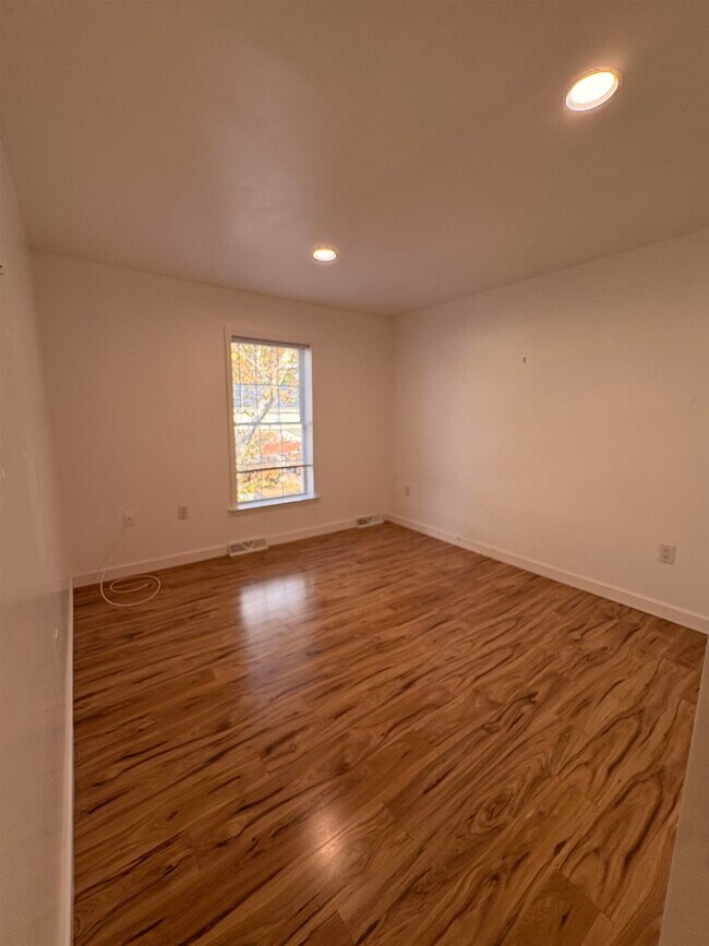 Building Photo - 17 Zabriskie St