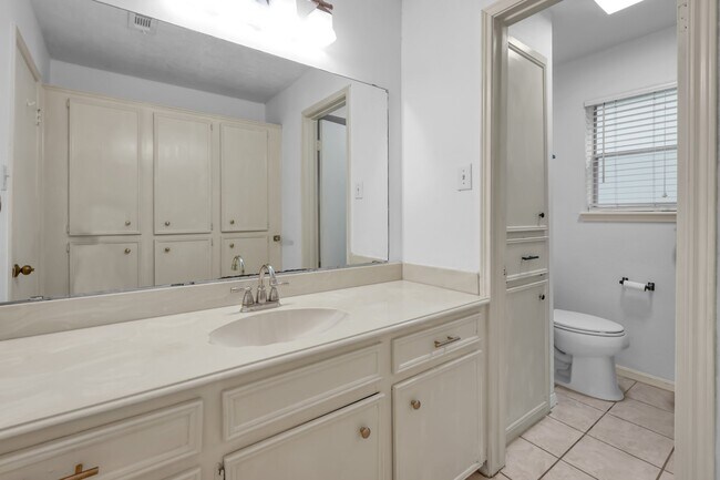 Building Photo - 284 Colonial Ct