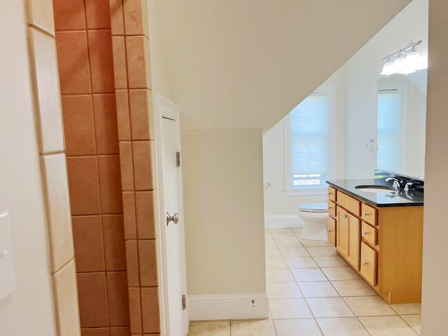 Building Photo - AVAILABLE NOW! Elegant 3-Bed Condo in Prim...