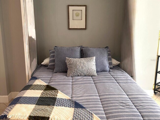 Building Photo - 7540 Bay Island Dr S