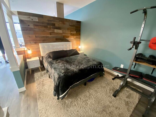 Building Photo - Stylish Capitol Hill Loft Condo w/ Floor-to-Ceiling Windows, Gas Fireplace