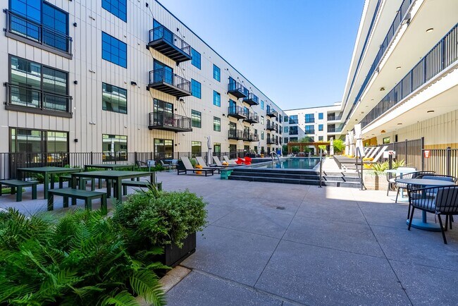 Building Photo - Luxurious Industrial Loft - 2 bed 2 bath c...