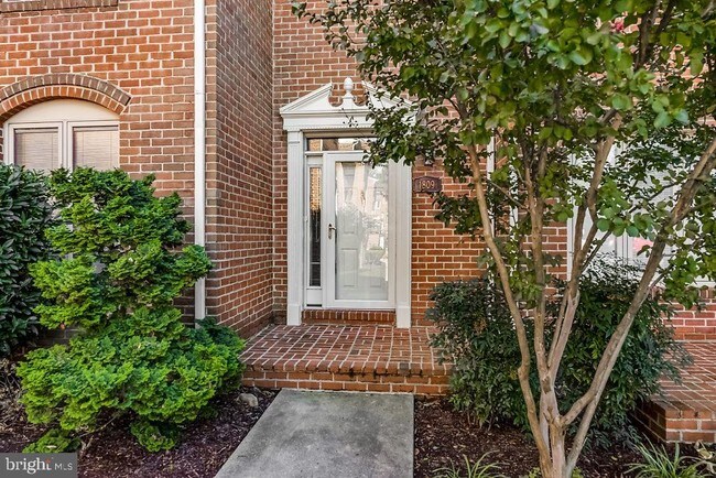 Building Photo - 1809 N Uhle St