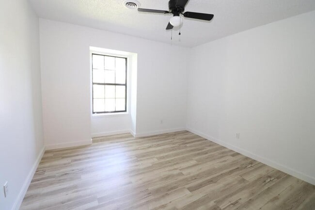 Building Photo - 116 Fairway Ave