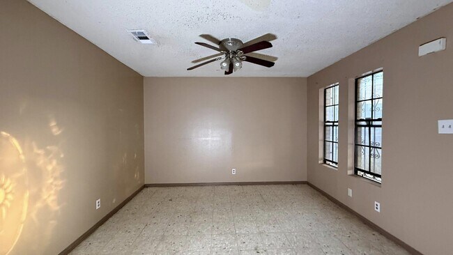 Building Photo - 1001 N Lost Creek Loop