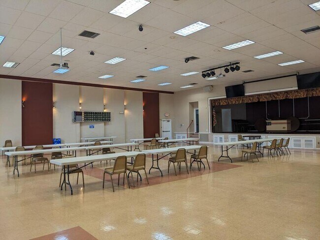 Building Photo - 2615 Garden Dr N