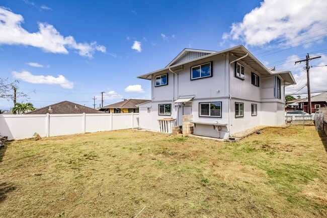 Building Photo - Nuuanu - Renovated 5 bedroom, 2 bath singl...