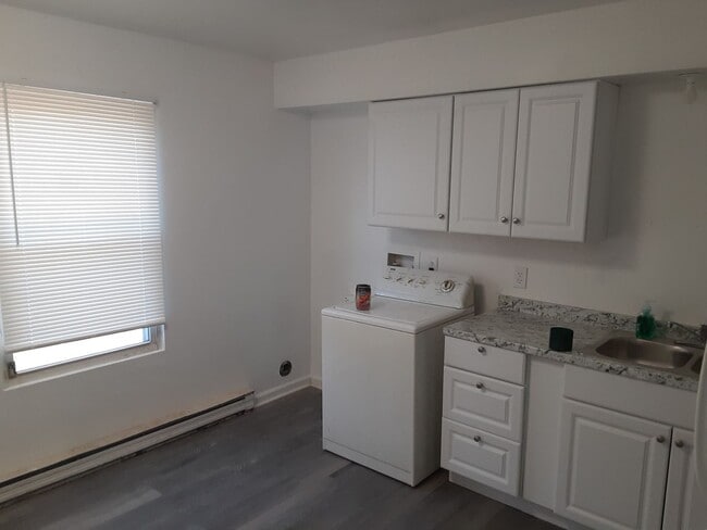 Building Photo - 8851 Plymouth St