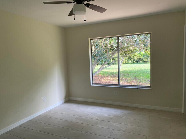 Building Photo - 255 SW Bridgeport Dr