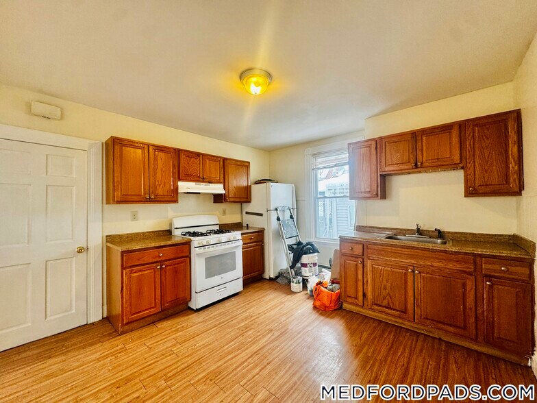 Building Photo - 569 Main St