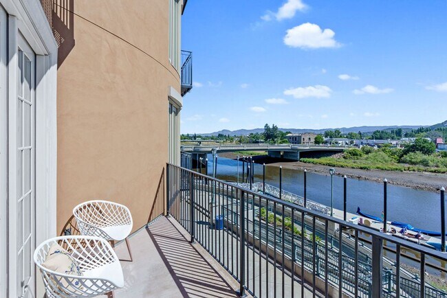 Building Photo - Fully Furnished Condo in the prestigious R...