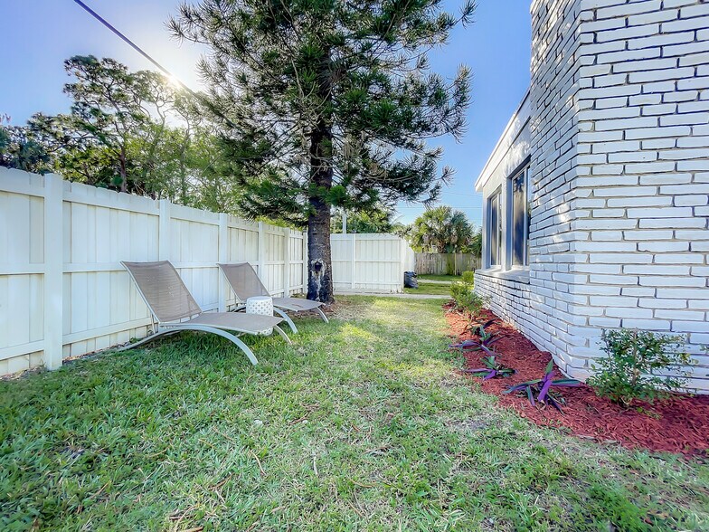 side of house view - 1500 Davie Blvd