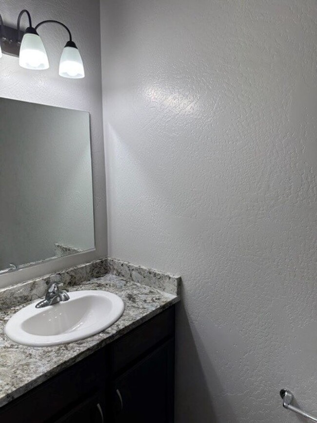 Building Photo - 2 Bedroom 2.5 Bath Townhome in desirable C...