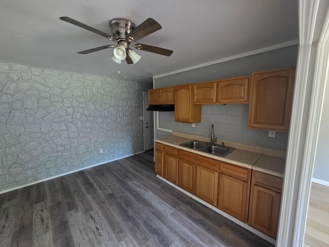 Building Photo - Very Cute 3bd/1bath home