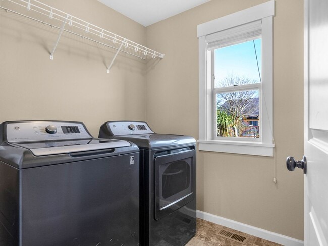 Building Photo - 330 SW Kalmia Ave