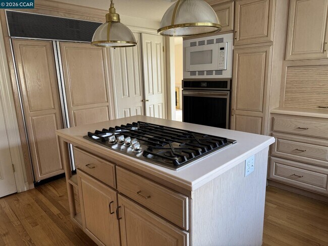 Building Photo - 1168 Alta Mesa