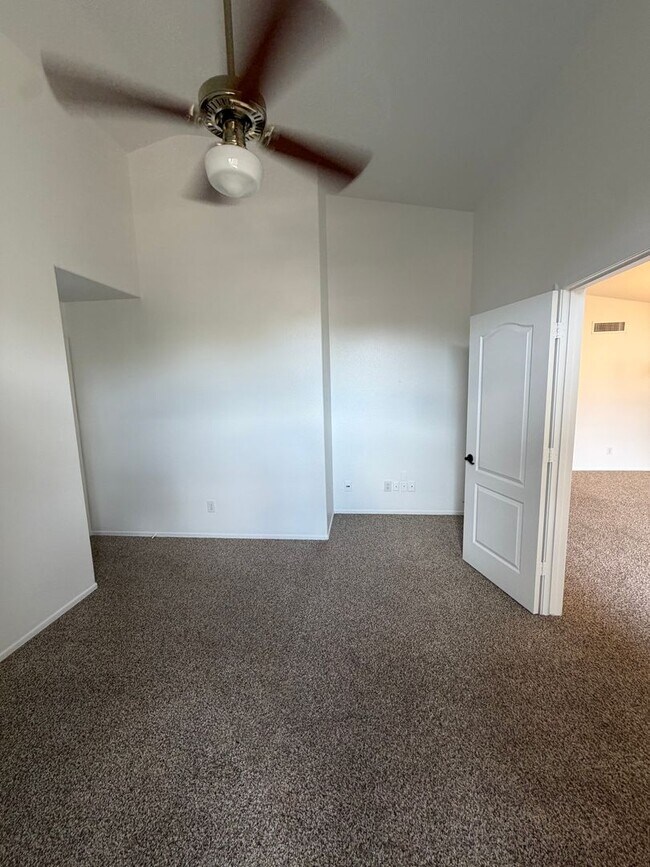 Building Photo - Stunning 3 bedroom, 2 bath home