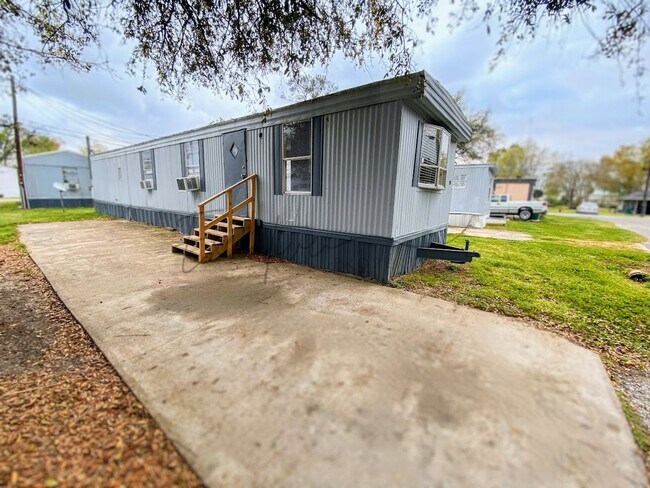 Building Photo - For Rent: 2-Bedroom Mobile Home in Sulphur...