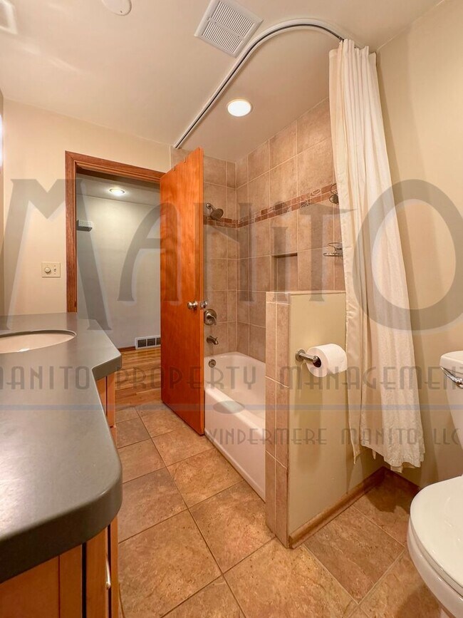 Building Photo - Stunning & Spacious South Hill Home