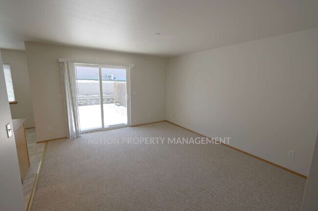 Building Photo - 2 bed 1 bath, bottom floor apartment in Port Angeles, close to Peninsula College and the Olympic ...