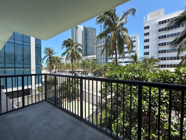 Building Photo - 1800 Collins Ave